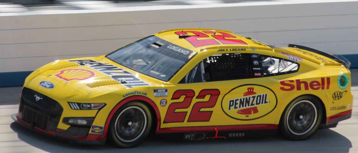 number 22 yellow Ford Mustang GT