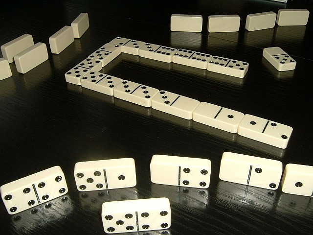 dominoes game